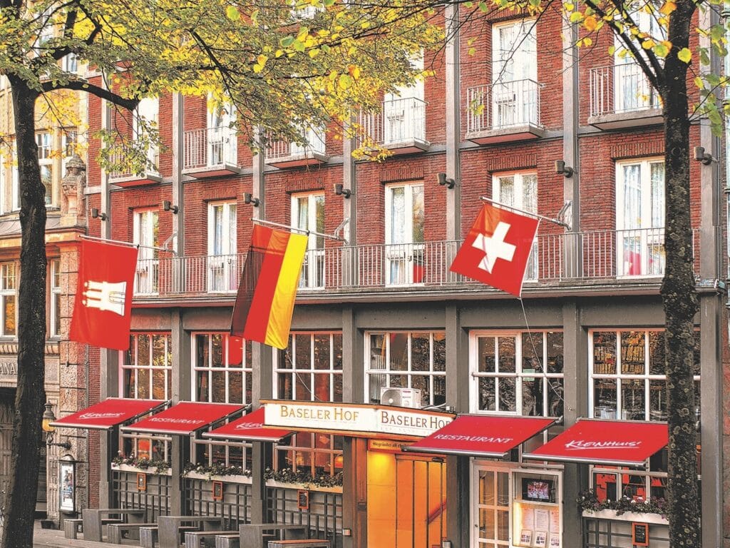 Hotel Baseler Hof Hamburg Front mit Eingang und Fahnen