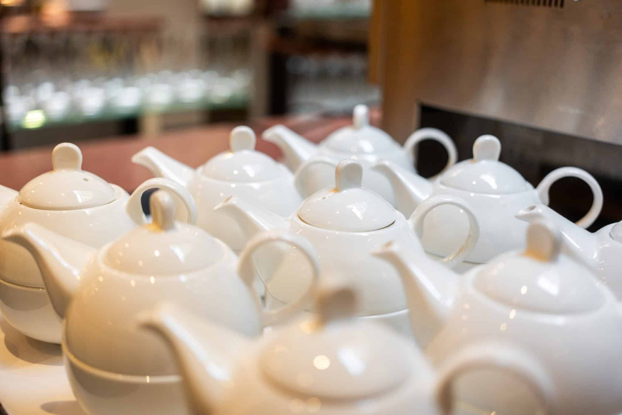Teekannen auf dem Frühstücksbuffet im Hotel Baseler Hof