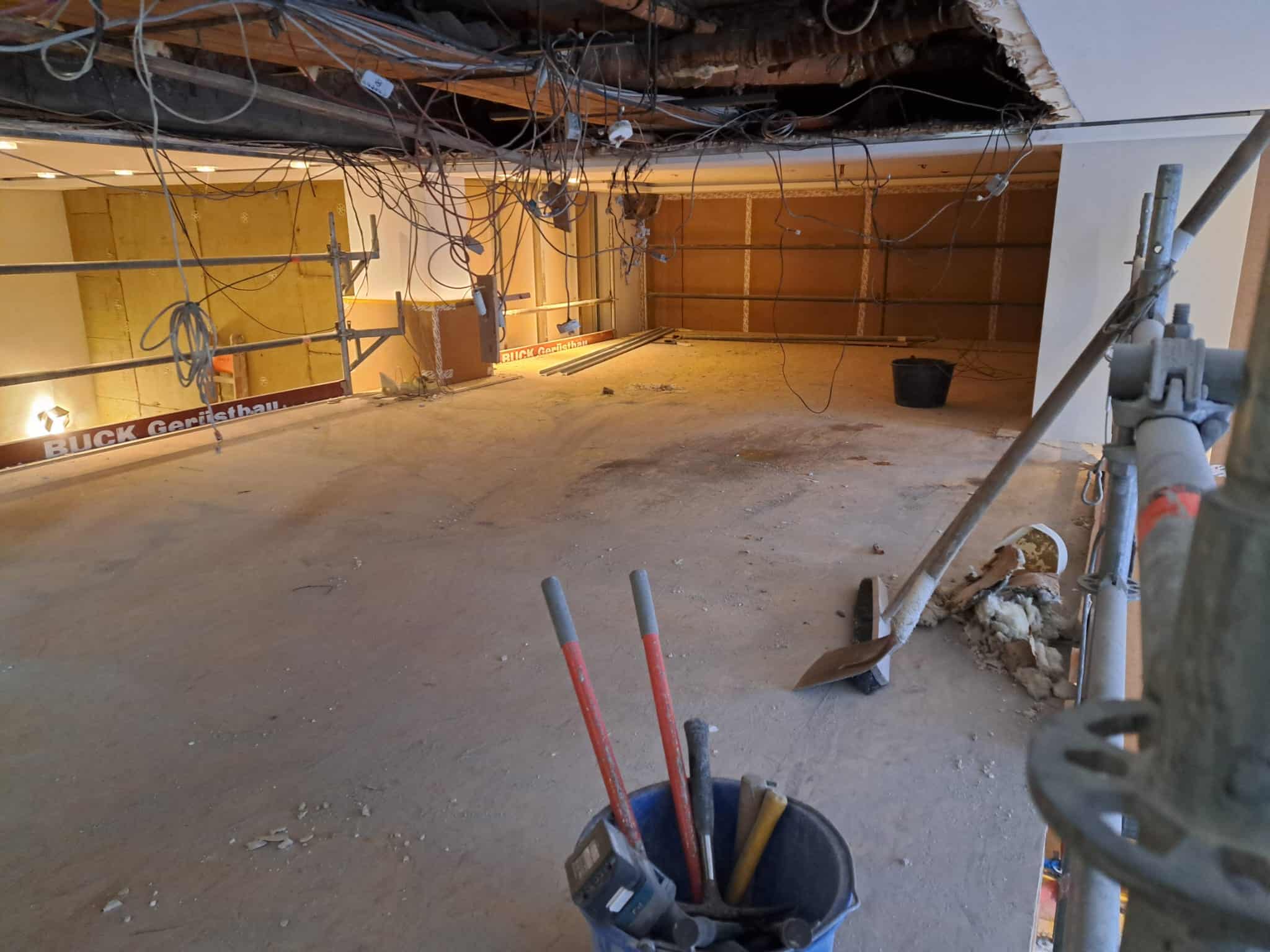 Rückbau der Decke in der Lobby