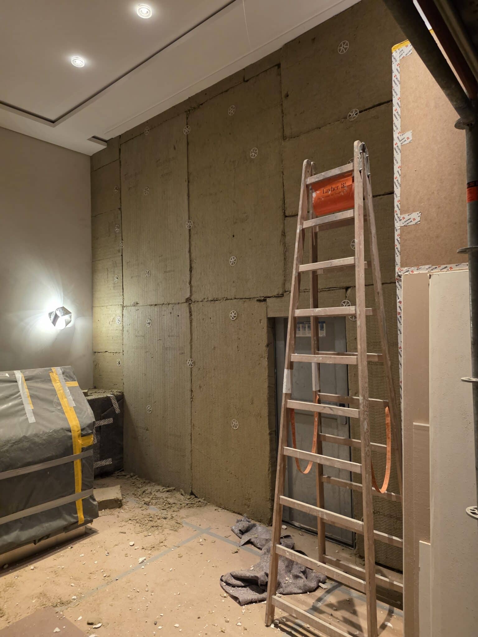 Staubwände mit Dämmung in der Lobby