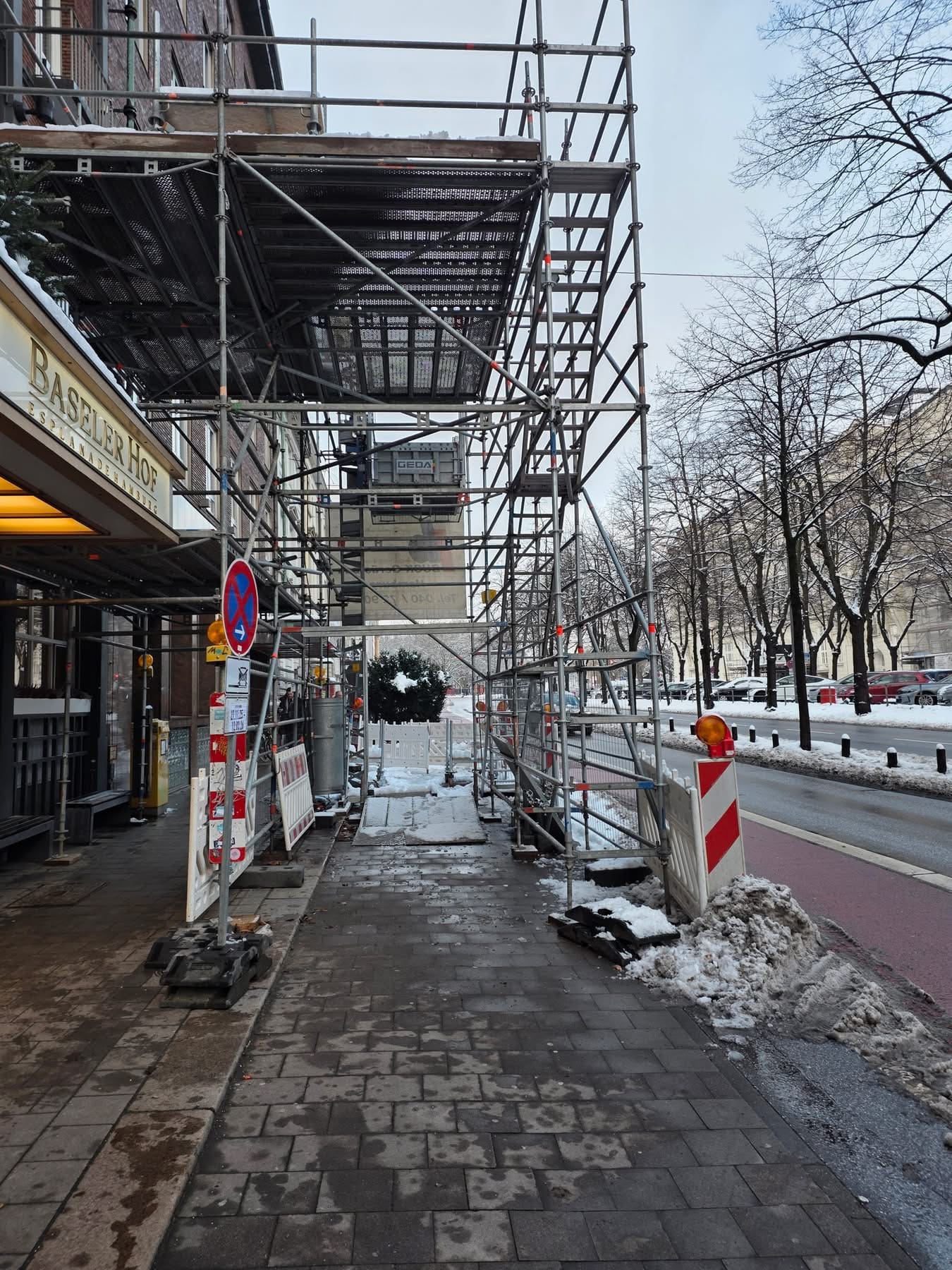 Eingang Esplanade mit Baugerüst