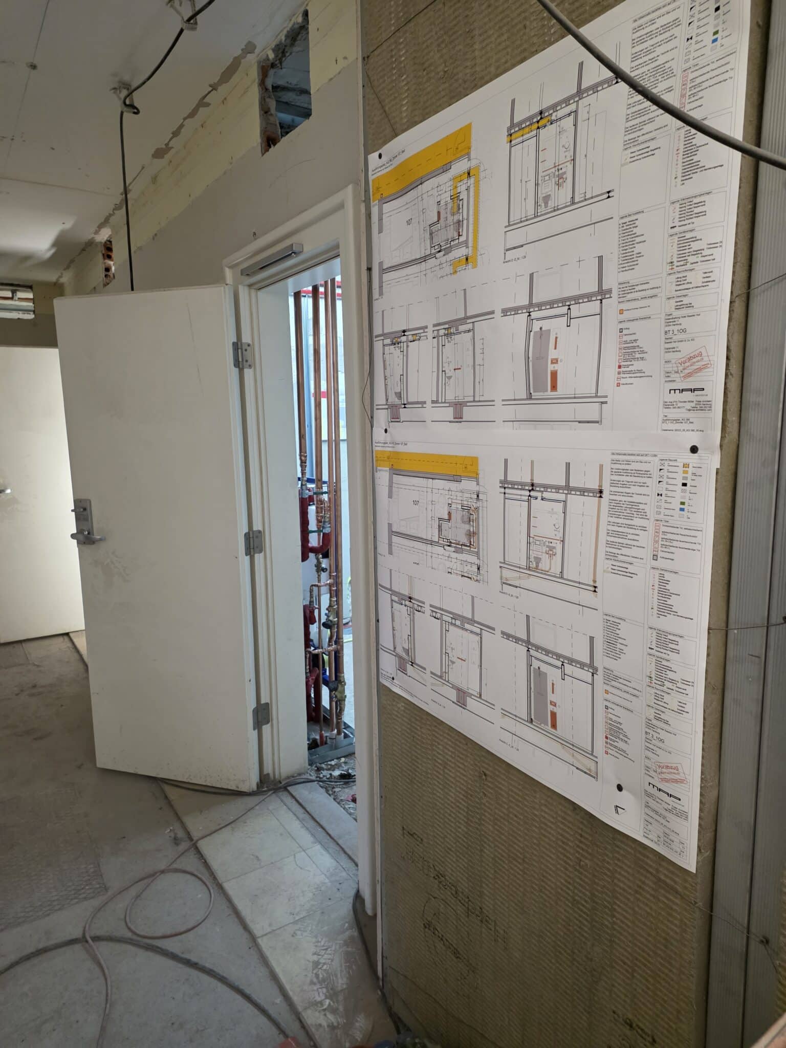 Baupläne im Hotelflur