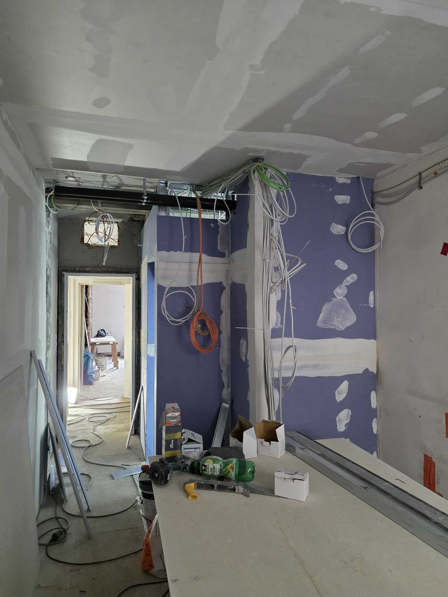 Zimmer mit Wänden, hinter denen das Badezimmer errichtet wird