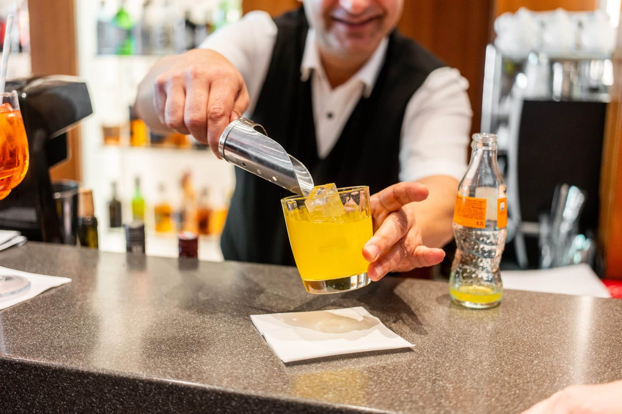 Drinks an der Lobby Bar im Hotel Baseler Hof