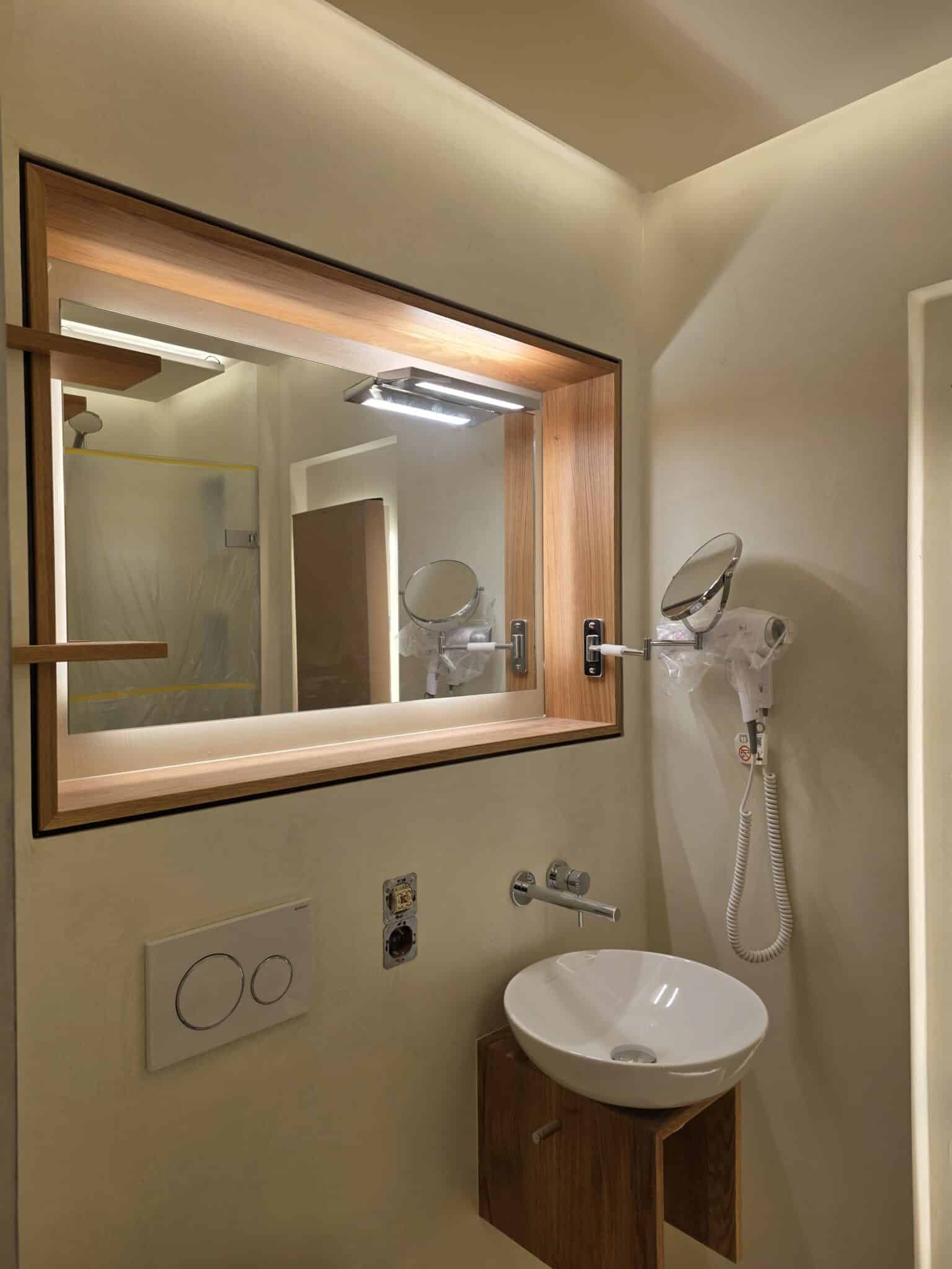 Blick in ein neu gestaltetes Badezimmer